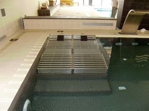 Tubular concrete hydromassage bed photo